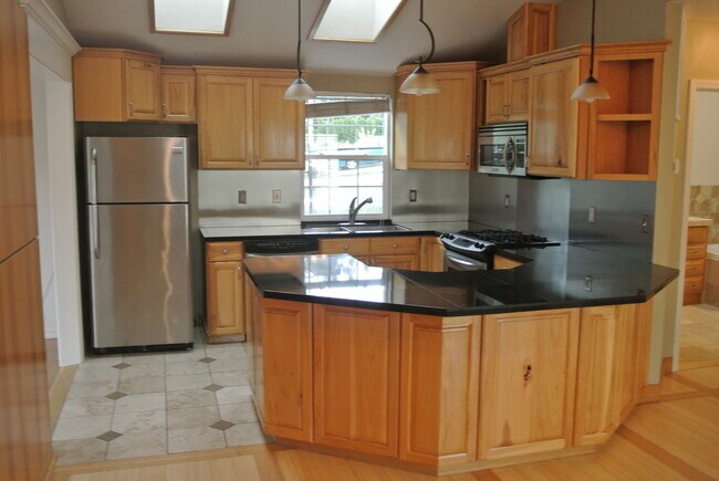 Building Photo - 2915 NE 53rd St