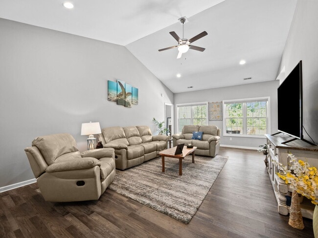 Building Photo - 512 Hazelwood Dr