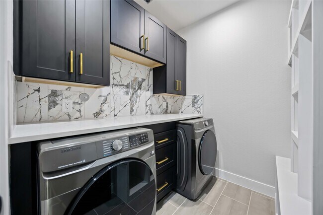 Building Photo - 8310 Mariah St