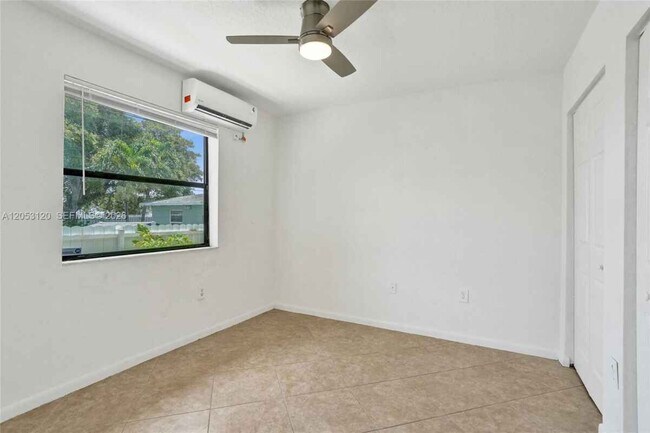 Building Photo - 2120-2122 Thomas St # 2122 HOLLYWOOD, FL 33020