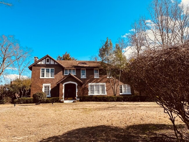 Primary Photo - 2481 E Cloverdale Prk