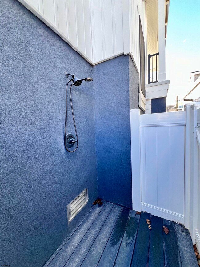 Building Photo - 16 A S Fredericksburg Ave