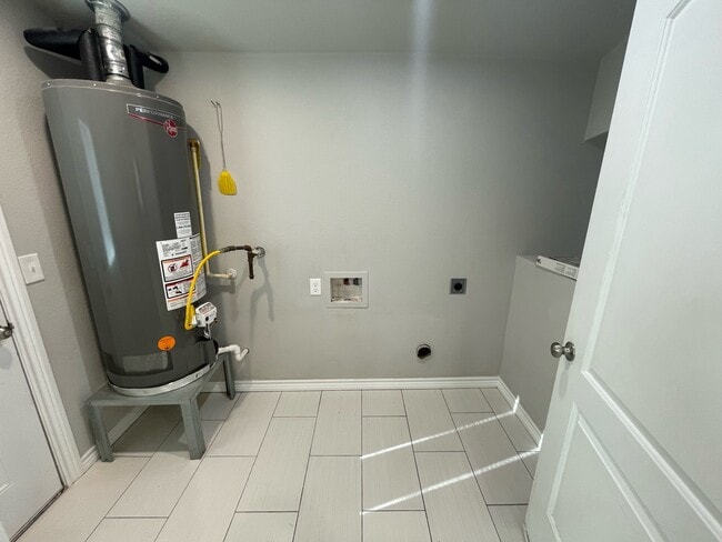 Building Photo - 810 Seven Oaks Rd