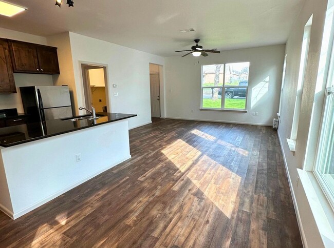 Building Photo - Charming 3 Bed 2 Bath Home - Fenced Backyard!