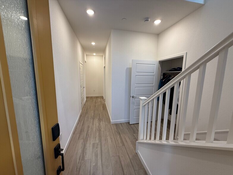 Building Photo - 6634 Optimum Loop