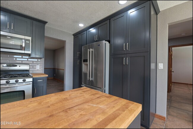 Building Photo - 6412 Via Aventura Dr