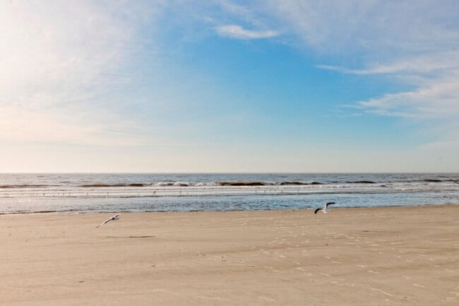 Building Photo - Furnished 2BR/2BA on Hilton Head - Fourth of July Special: $400 Off First Month's Rent