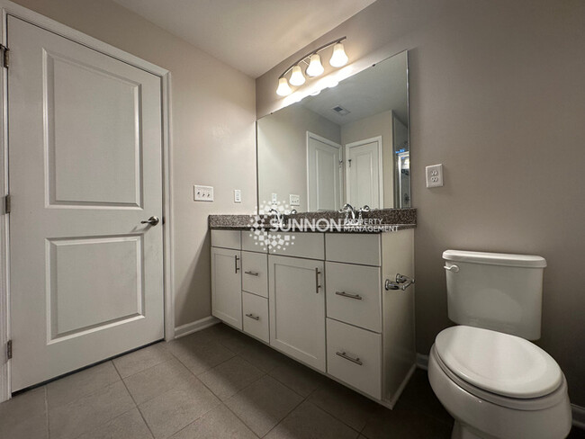 Building Photo - Beautiful 3 Bed Townhome in Eagle Lake Sub...