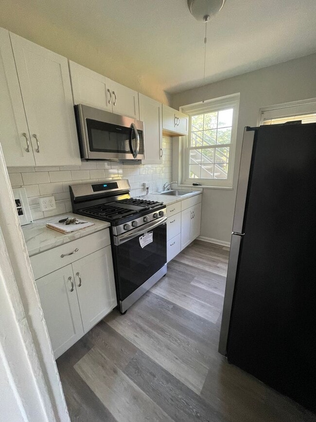 Building Photo - $500 off the First Months Rent!!!!! 1 Bedroom 1 Bath Condo at McDaniel Heights in the Heart of Hi...