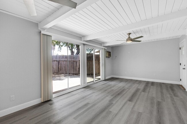 Building Photo - 1167 Holmes Ct