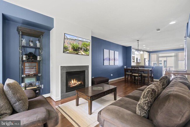 Building Photo - 2509 S Kenmore Ct