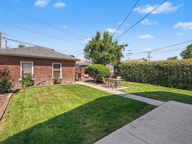 Building Photo - 1542 S 60th Ct