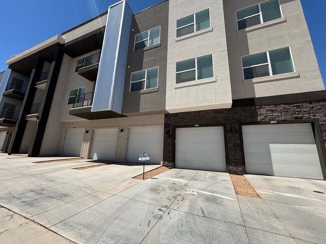 Building Photo - 1 BEDROOM APARTMENT FOR RENT IN DESERT COLOR!