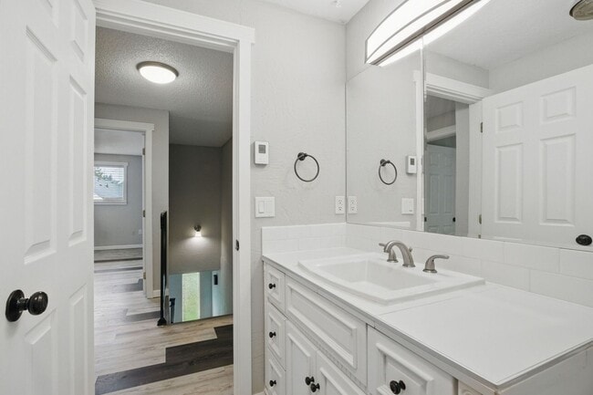 Building Photo - Charming Salmon Creek Condo