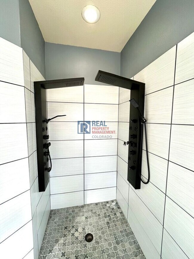 Building Photo - 2645 Rossmere St