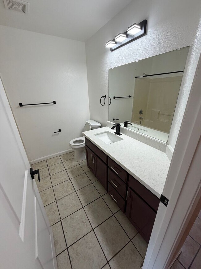 Building Photo - Available Now! Move-In Ready