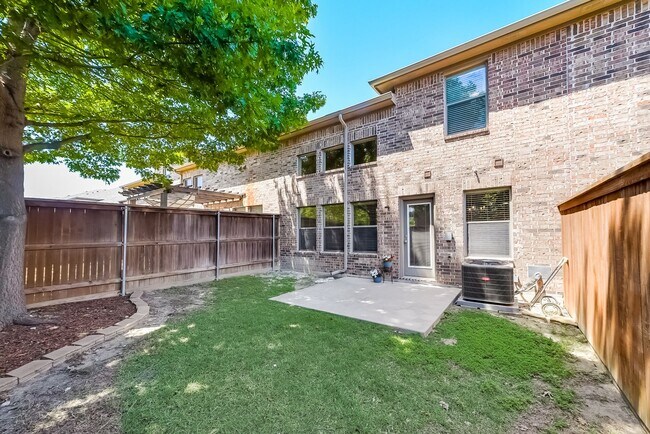 Building Photo - COMING SOON! CHARMMING 2 BEDROOM TOWNHOME ...