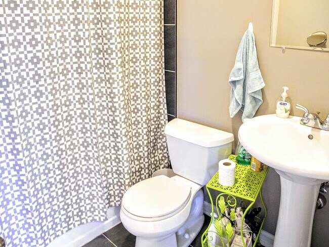 Building Photo - 1509 W Girard Ave