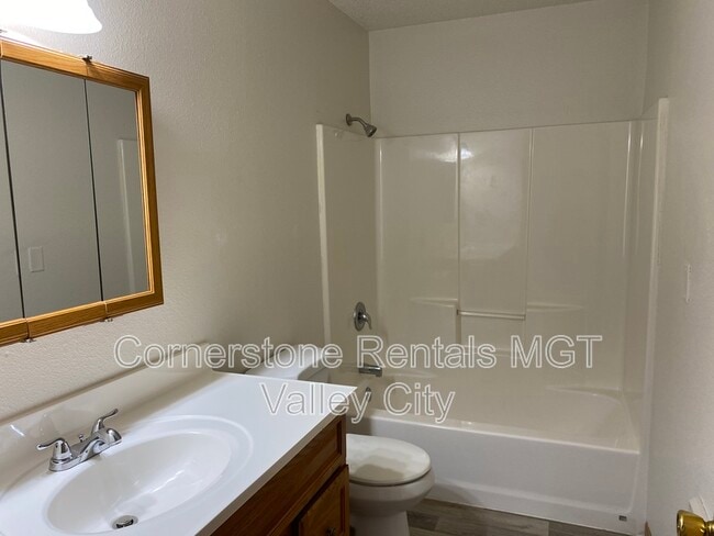 Building Photo - 912 9th Ave SE