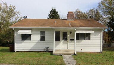 Building Photo - Absolutely adorable home in Oak Ridge