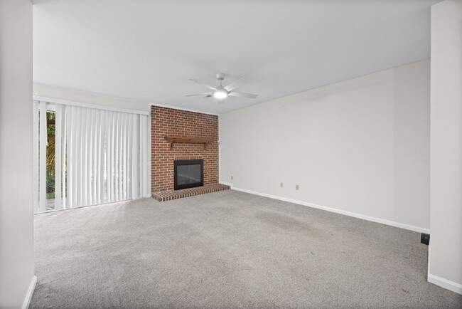 Building Photo - Light and bright 2-primary suite, 2-bath condo in Firethorne of Charlotte.