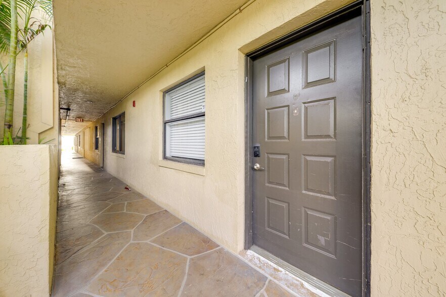 Main Entry - 896 N Federal Hwy