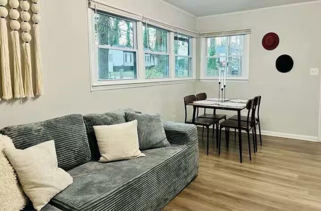 Building Photo - 3132 Forrest Hills Dr SW