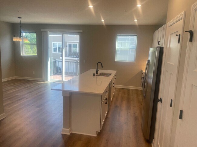 Building Photo - 873 Roselyn Dr