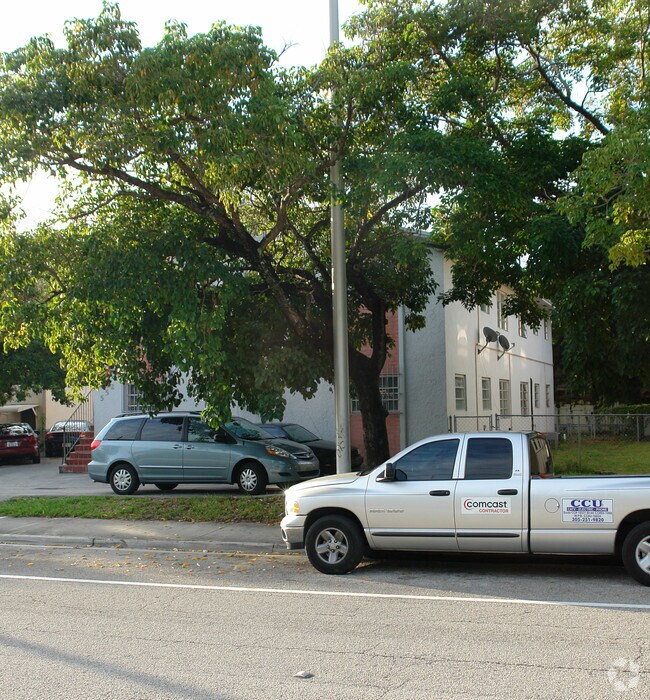 Building Photo - 552 NE 61st St