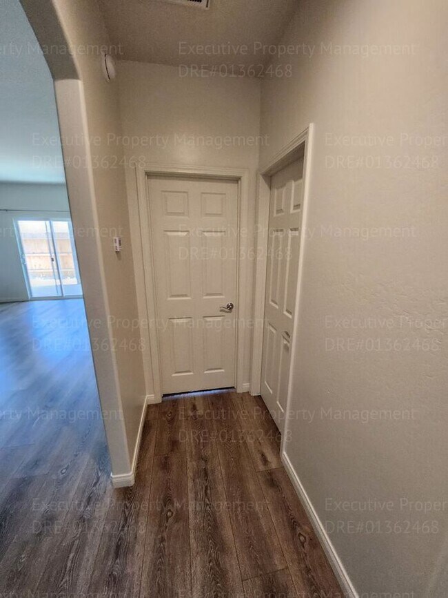 Building Photo - 3 bedroom/ 2 bathroom home located in a cu...