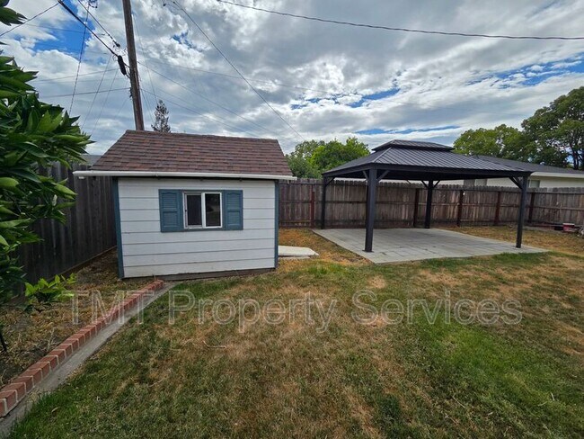 Building Photo - 9 W Robinhood Dr