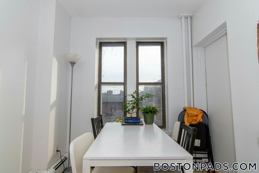 Building Photo - 448 Park Dr