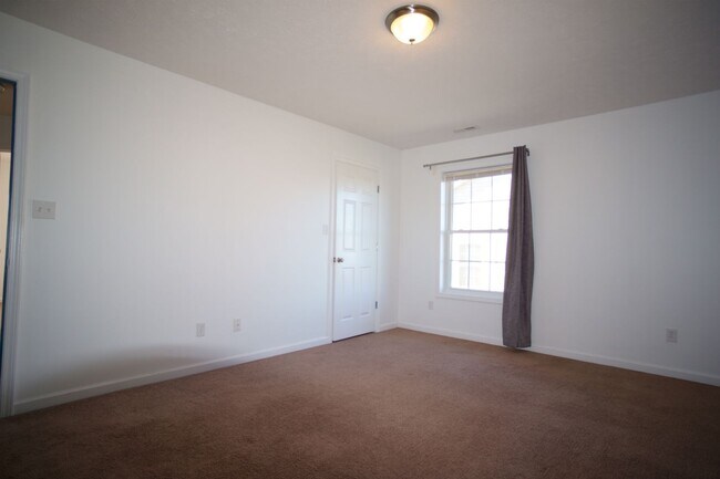 Building Photo - 3 Bed/2 Bath. Master on Main. Close to shopping, US 460, and I-81