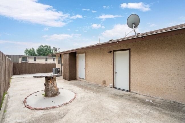 Building Photo - 104 Hackberry Ln