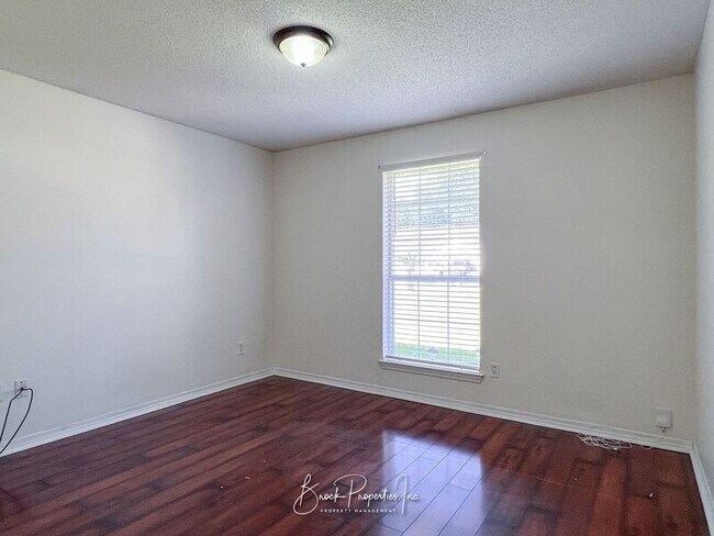 Building Photo - 2511 Southern Oaks Dr