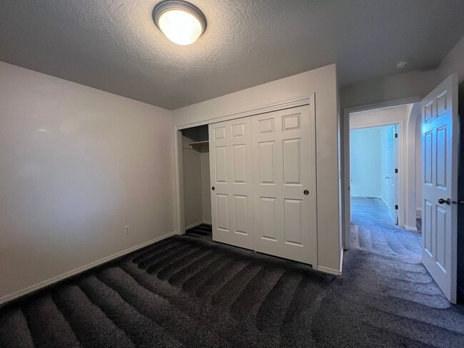 Building Photo - Open Concept Living Close to Downtown Gran...