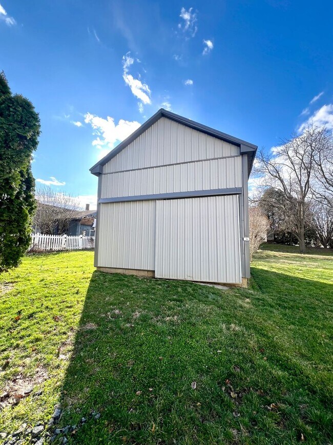 Building Photo - Spacious 3BR Home with Large Yard, Private Driveway & Storage