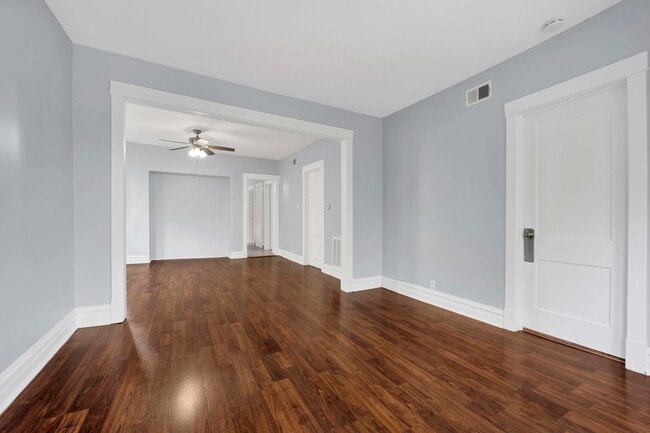 Building Photo - 5015 W Montrose Ave