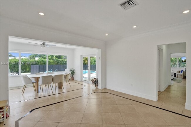 Building Photo - 2025 Alamanda Dr