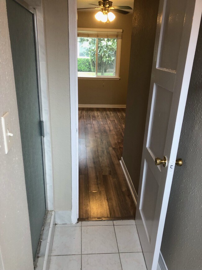 Building Photo - 1733 N Hollywood Way