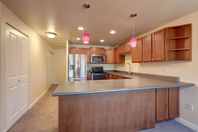 Building Photo - Spacious 2bd, 2ba Upper Unit Available in ...
