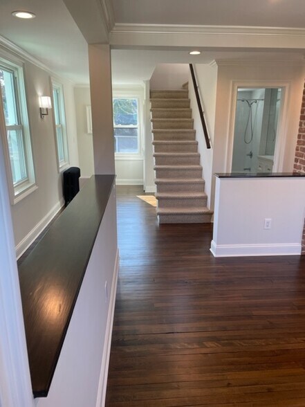 Building Photo - 32 Oakland St