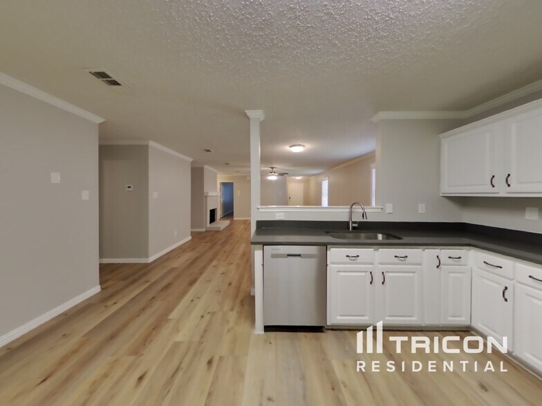 Building Photo - 8009 Mosstree Dr