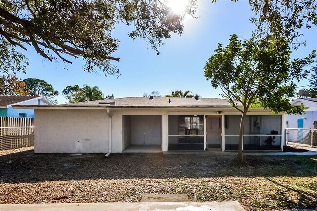 Building Photo - 2426 Stratford Dr