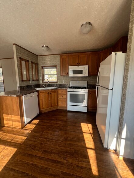 Building Photo - 1 Greenwood Dr