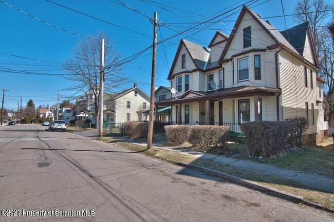 Building Photo - 1418 Capouse Ave
