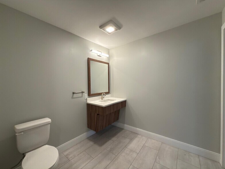 Building Photo - 15 Central St