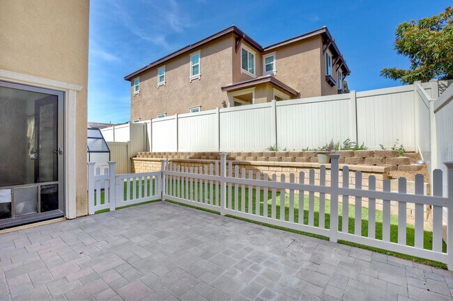 Building Photo - Fallbrook Two Weeks FREE Beautiful Horse Creek Ridge Spacious 3 Bed / 2.5 Bath Home with Solar