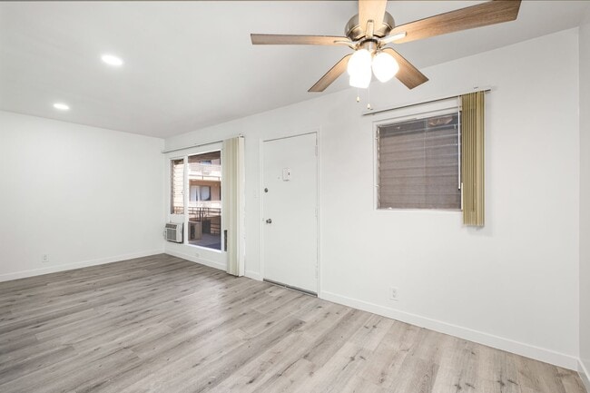 Interior Photo - 970 Menlo Ave