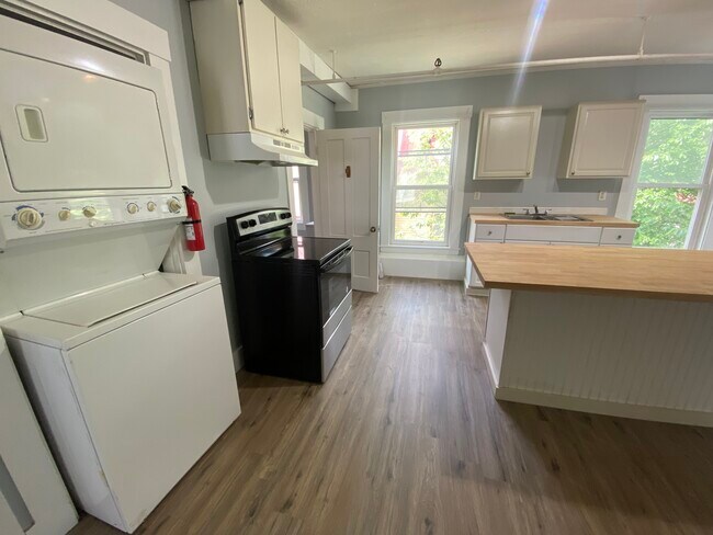 Building Photo - 215 Main St